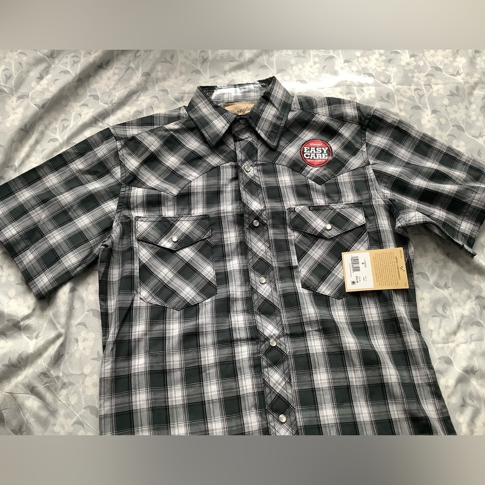 Wrangler Men's Olive Green and Gray Plaid Button-Down Shirt